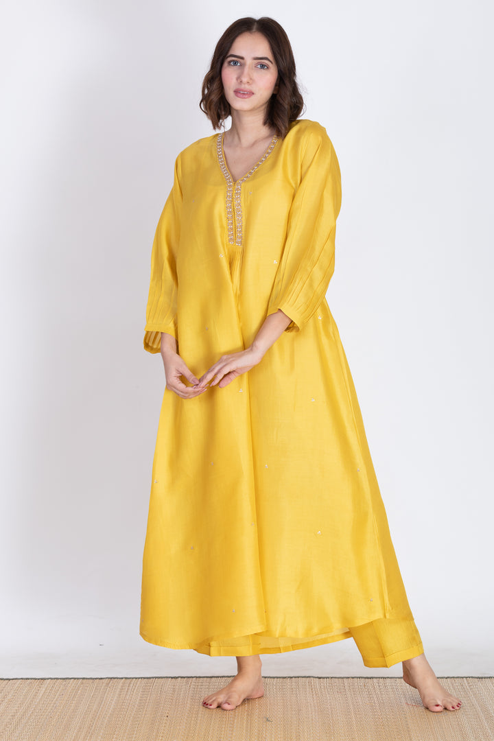 ALVIA SILK KURTA SET