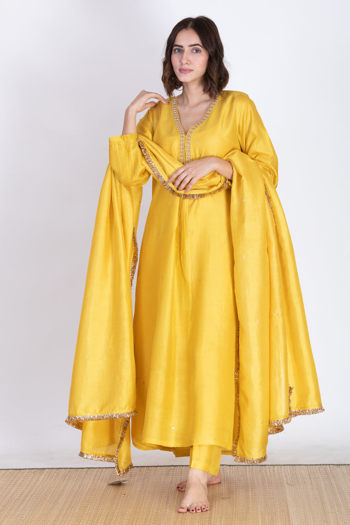 ALVIA SILK KURTA SET
