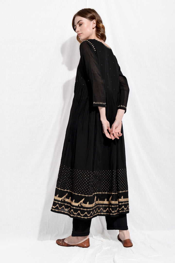 طقم مطرز تينا كيديا