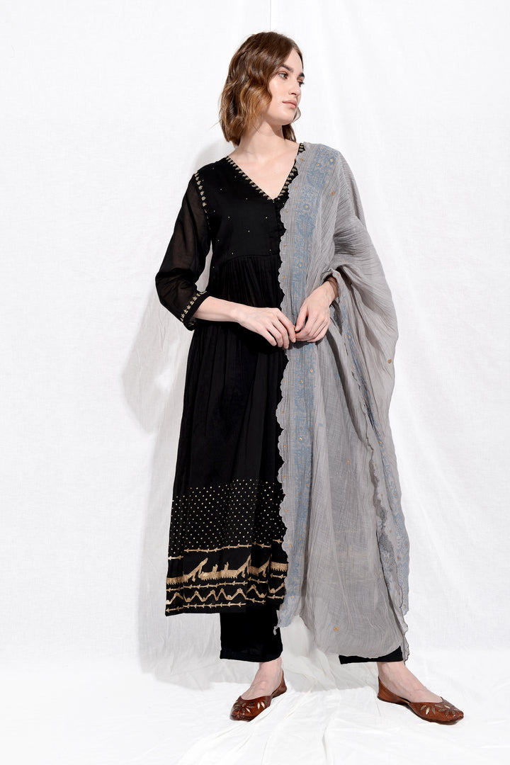 طقم مطرز تينا كيديا