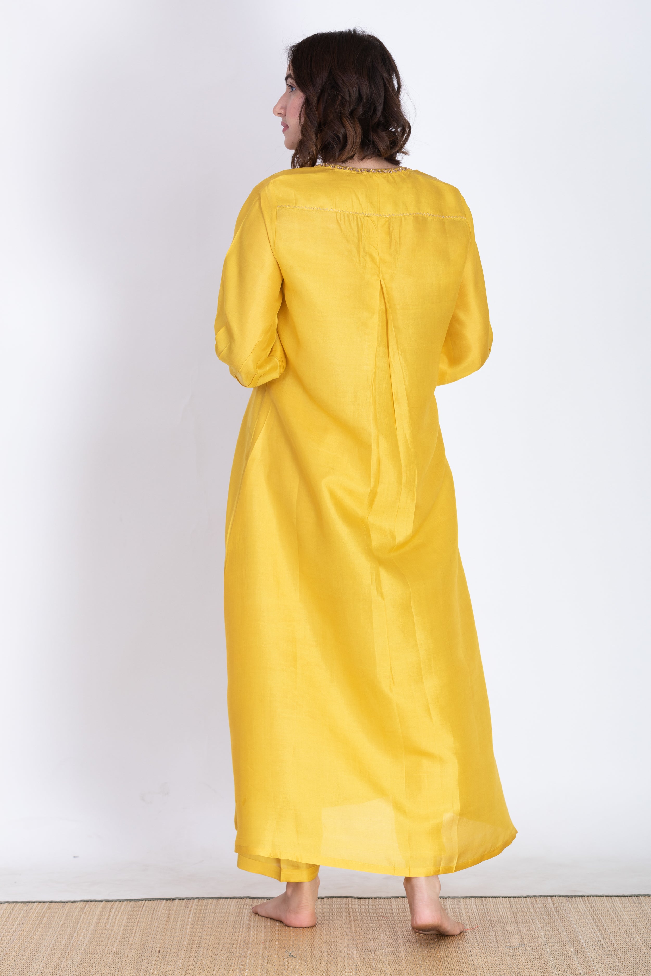 ALVIA SILK KURTA SET