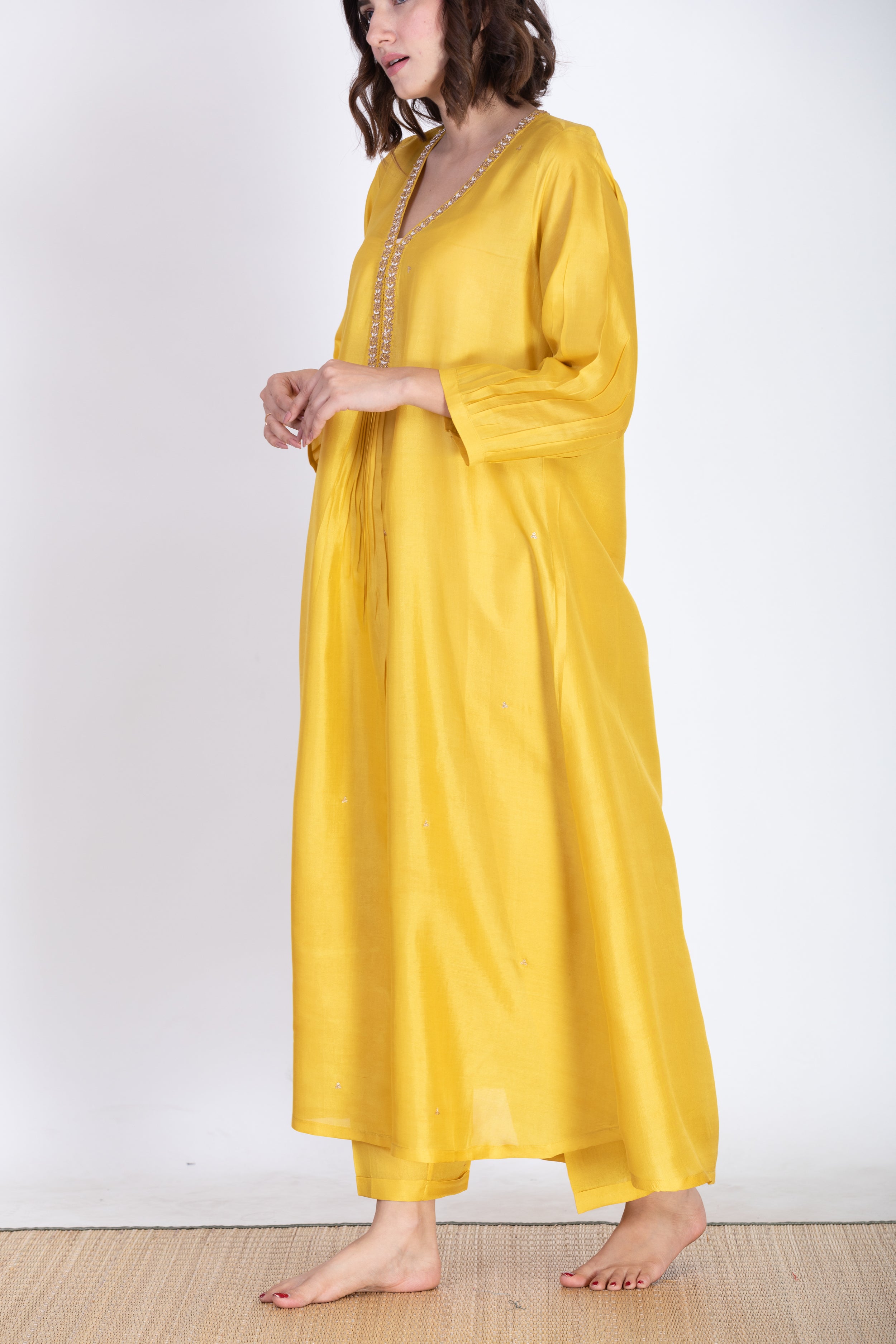 ALVIA SILK KURTA SET
